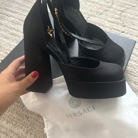 Versace heels size 38 - Picture 3 of 5